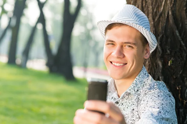 Mladý muž s mobilem — Stock fotografie