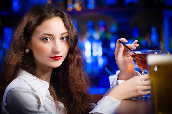 Junge Frau in einer Bar — Stockfoto