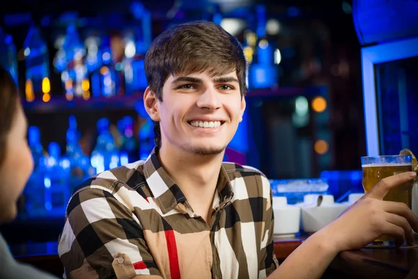 Junger Mann an der Bar — Stockfoto