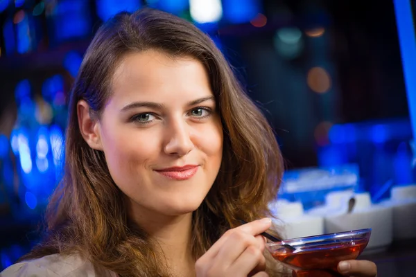 Jeune femme dans un bar — Photo