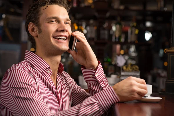 Homem a falar ao telefone — Fotografia de Stock