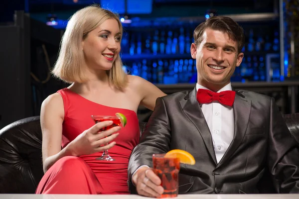 Pareja en una discoteca — Foto de Stock