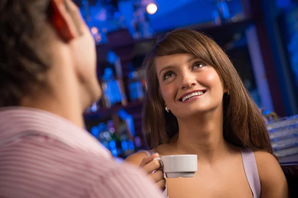 Nette Frau an der Bar — Stockfoto