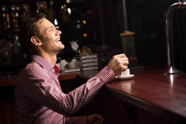 Mann med en kopp kaffe – stockfoto