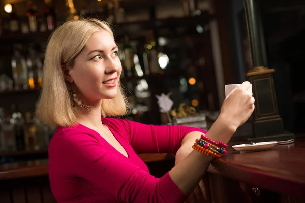 Frau mit einer Tasse Kaffee — Stockfoto