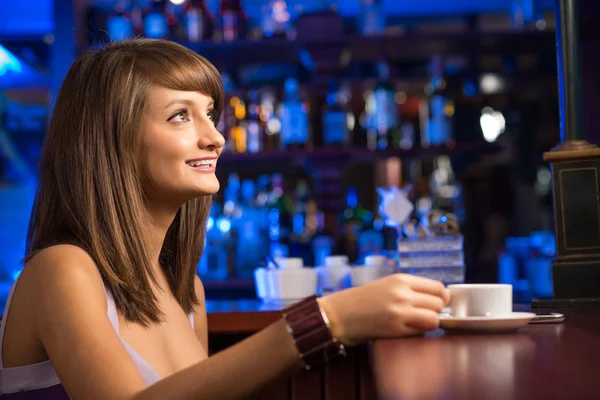 Frau mit einer Tasse Kaffee — Stockfoto