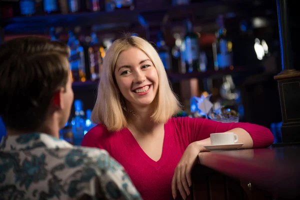 Belle femme au bar — Photo