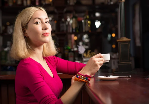 Mujer con una taza de café — Foto de Stock