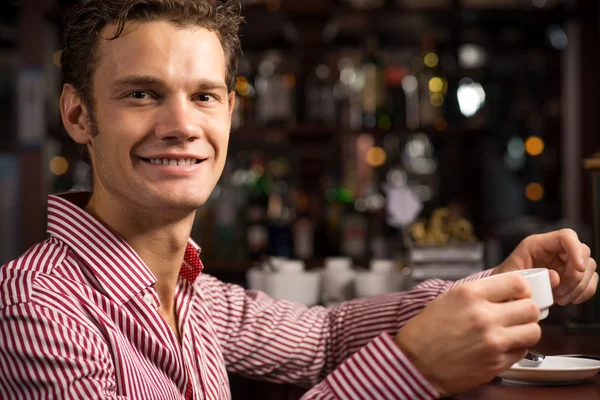 Homem com uma xícara de café — Fotografia de Stock