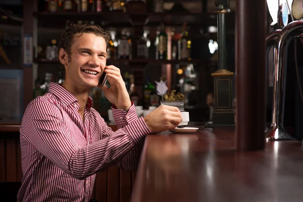 Homme parlant au téléphone — Photo