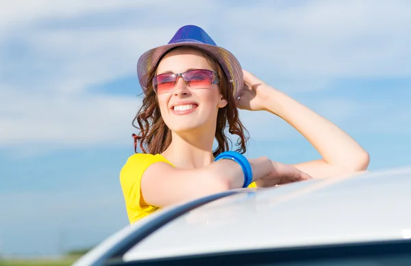 Femme est sortie par la fenêtre de la voiture — Photo