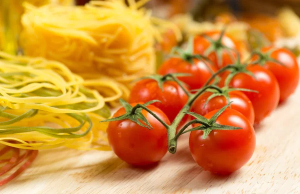 Makaron, pomidory i mąki — Zdjęcie stockowe