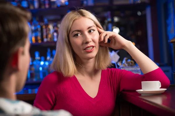 Uma mulher simpática no bar — Fotografia de Stock