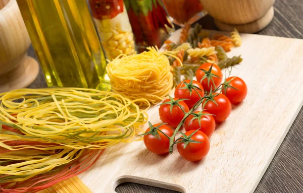 Tomates cerises et pâtes alimentaires — Photo