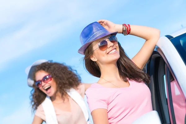 Femmes portant des lunettes de soleil — Photo