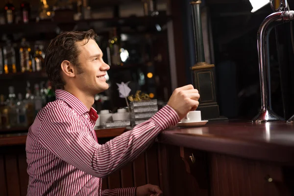 Uomo con una tazza di caffè — Foto Stock