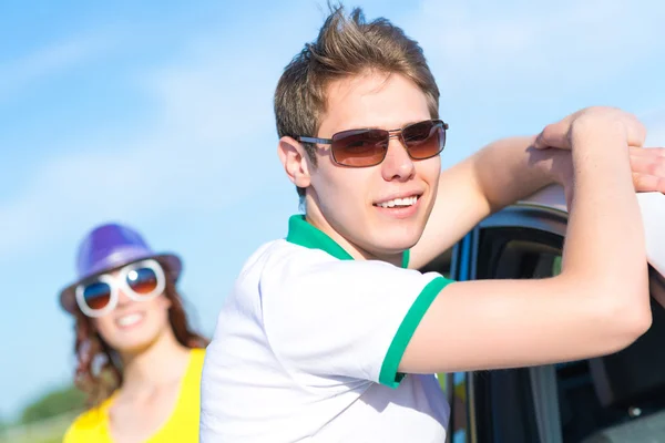 Jonge man met een zonnebril — Stockfoto