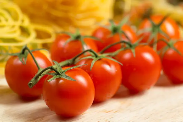 Makaron i pomidorki koktajlowe — Zdjęcie stockowe