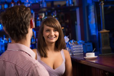 Bar güzel kadın