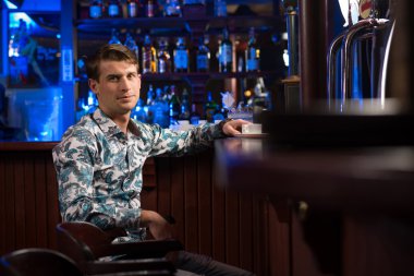 Bir fincan kahveli adam.