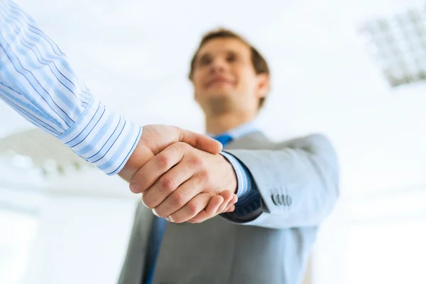 Empresário apertando as mãos — Fotografia de Stock