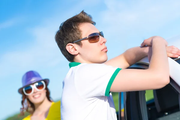 Jonge man met een zonnebril — Stockfoto