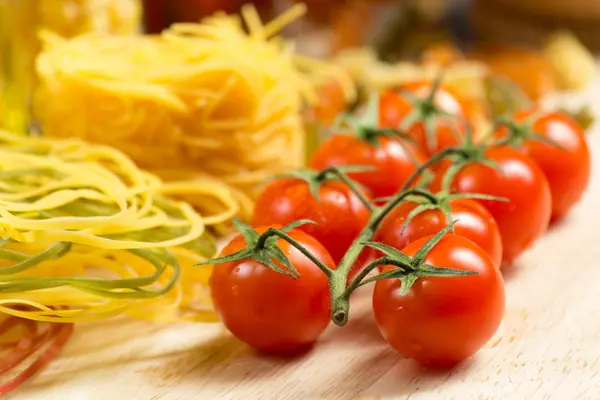 Körsbärstomater och pasta — Stockfoto