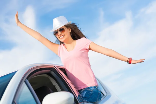 Femme est sortie par la fenêtre de la voiture — Photo