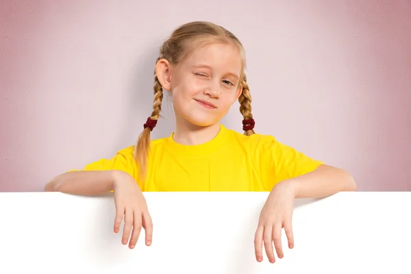 Dívka držící bílý prapor — Stock fotografie