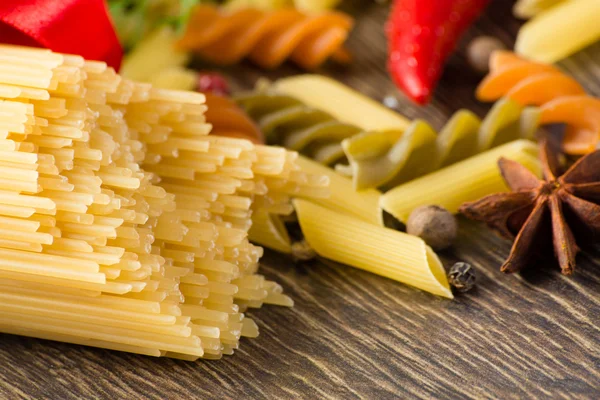 Italian spaghetti and vegetables — Stock Photo, Image