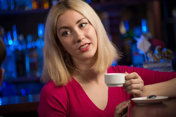 Femme avec une tasse de café — Photo