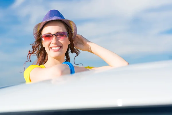 Vrouw stapte uit van auto-venster — Stockfoto