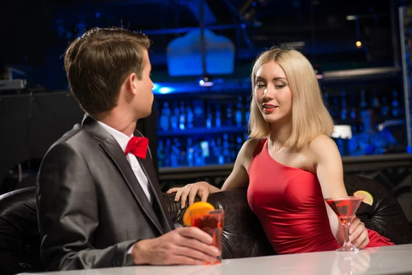 Vrouw in een nachtclub — Stockfoto