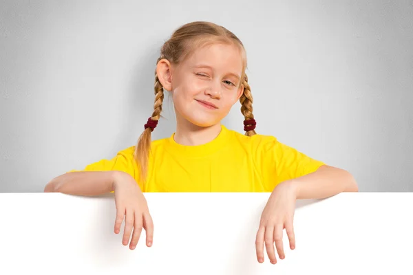 Dziewczyna trzyma biały sztandar — Zdjęcie stockowe