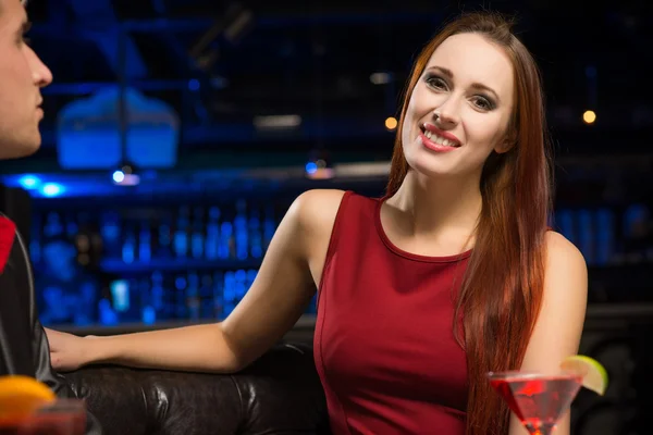 Attraktiv kvinna i en nattklubb — Stockfoto