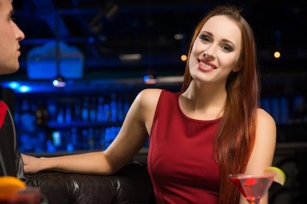 Atractiva mujer en un club nocturno — Foto de Stock