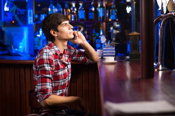 Joven en el bar —  Fotos de Stock