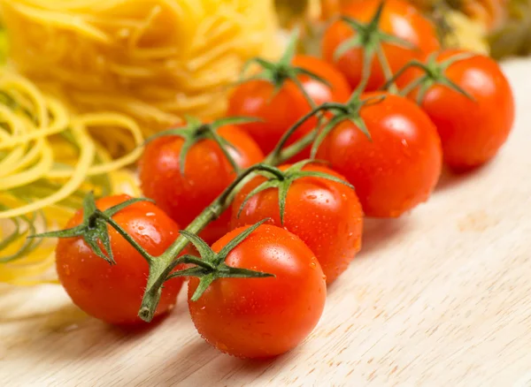 Makaron i pomidorki koktajlowe — Zdjęcie stockowe