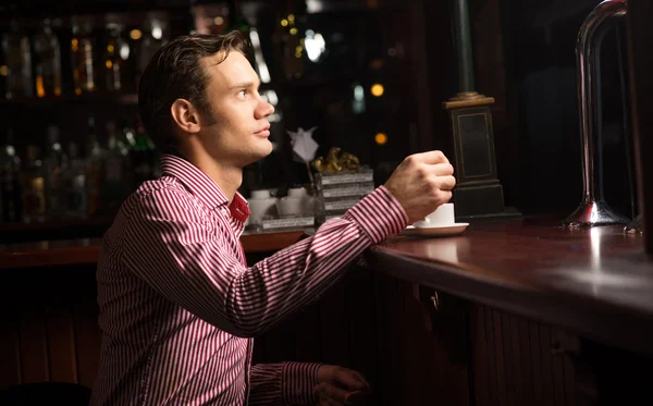 Uomo con una tazza di caffè — Foto Stock