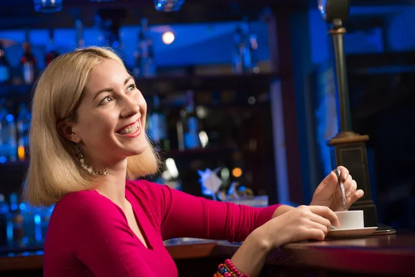 Mulher com uma xícara de café — Fotografia de Stock