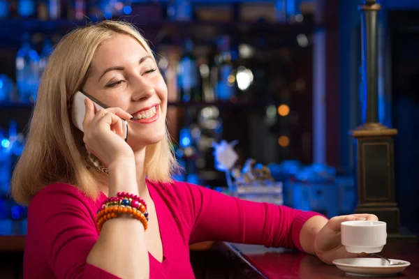 Frau mit Handy — Stockfoto