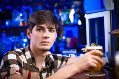 Bardaki genç bir adam portresi