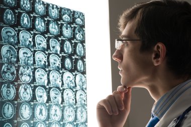 erkek Doktor Röntgen görüntü olarak arıyor