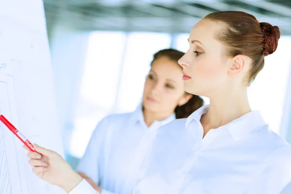 Businessmen are meeting near the flipchart — Stock Photo, Image