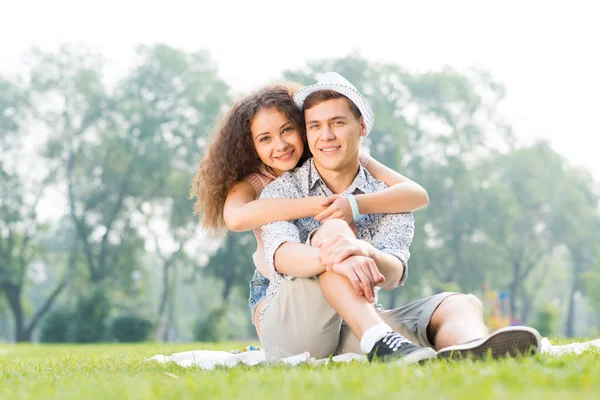 夏の公園の芝生に横になっているカップル — ストック写真