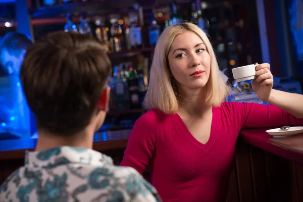 Portret van een mooie vrouw aan de balie — Stockfoto