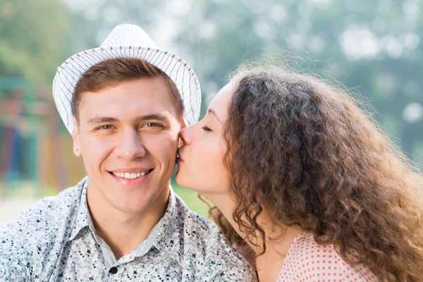 Menina beijando um homem na bochecha — Fotografia de Stock