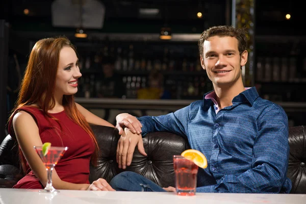 Et ungt par som snakker i en nattklubb – stockfoto
