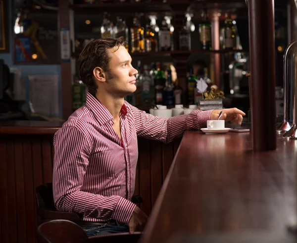 Man met een kop koffie — Stockfoto