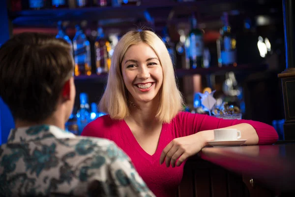 Portret van een mooie vrouw aan de balie — Stockfoto